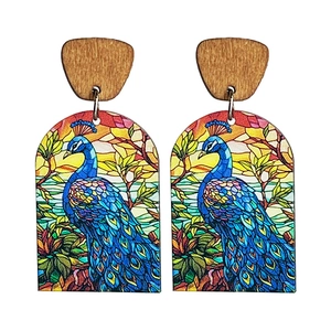Detailansicht der Retro-Holzohrringe mit bunten Blumen im Mosaik-Glas-Stil für Damen