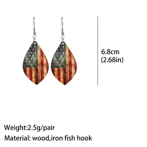 Détail des boucles d'oreilles gouttes en bois avec motif drapeau américain, 6,8 cm