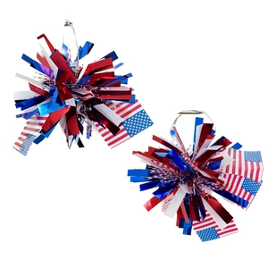 Détail de boucles d'oreilles pompons patriotiques rouge blanc bleu avec drapeaux USA
