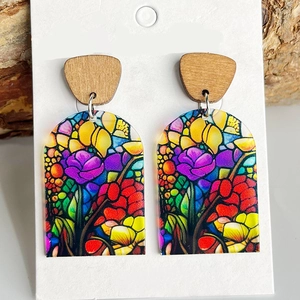 Detailansicht der Glasbogen-Ohrringe mit bunten Blumenmotiven und Holzstecker-Teil