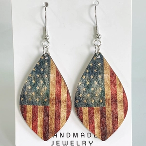 Détail macro de boucles d'oreilles en bois en goutte avec motif drapeau américain