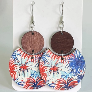 Boucles d'oreilles bohèmes en bois avec motifs géométriques rouge bleu et blanc