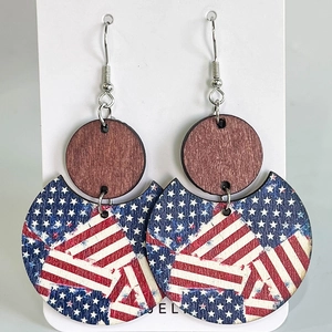 Boucles d'oreilles bohèmes géométriques en bois avec motif drapeau USA sur carte blanche