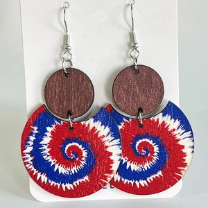 Boucles d'oreilles bohèmes en bois géométrique avec motif tie-dye bleu blanc rouge