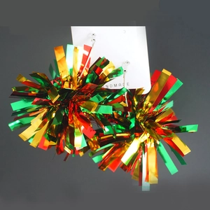 Detail von Juneteenth-Regenbogen-Tinsel-Ohrringen auf einer weißen Handarbeitskarte