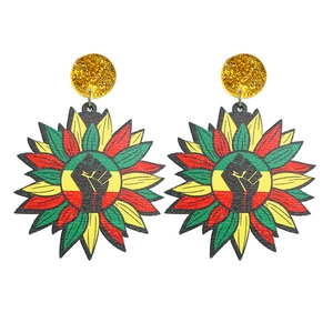 Detail von Sonnenblumen-Ohrringen mit Juneteenth pan-afrikanischen Farben und Faust