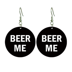 Détail de boucles d'oreilles en bois avec disques noirs ronds et imprimé BEER ME blanc