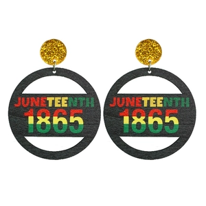 Juneteenth 1865 Holzohrringe mit panafrikanischen Farben auf weißem Hintergrund