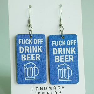 Macro de boucles d'oreilles en bois bleu pailleté avec texte Fuck Off Drink Beer