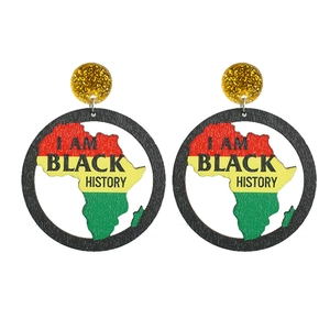 Detailansicht der Juneteenth Ohrringe mit I Am Black History Text und afrikanischer Karte