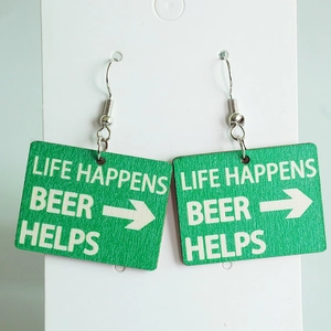 Détail de boucles d'oreilles en bois vert avec citation Life Happens Beer Helps