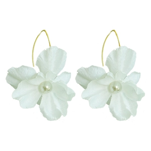 Elegante Stoffblumen-Ohrringe mit Perlenmitte und Goldhaken auf weißem Hintergrund