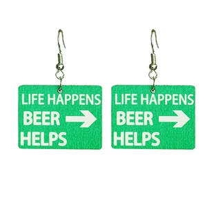 Détail de boucles d'oreilles vertes en bois avec impression humour Life Happens Beer Helps