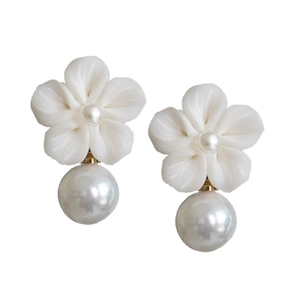 Detailansicht der Blumenstecker mit weißen Blütenblättern und eleganten großen Perlen