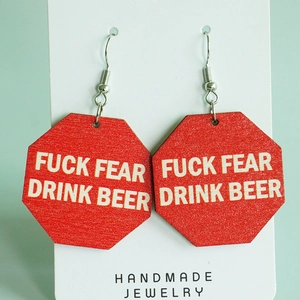 Détail de boucles d'oreilles octogonales en bois rouge avec texte Fuck Fear Drink Beer