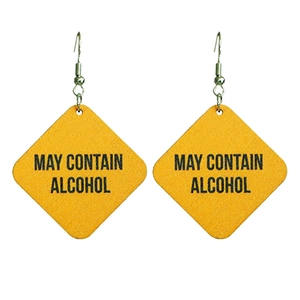Gros plan sur des boucles d'oreilles en bois jaune avec texte May Contain Alcohol