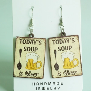 Détail des boucles d'oreilles bière en bois avec crochets sur carte de présentation