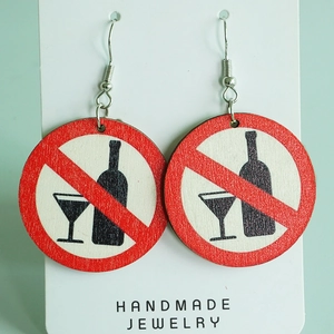 Vue détaillée des boucles d'oreilles en bois avec signe interdit l'alcool et crochets argent