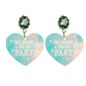 Makro-Detail von irisierenden Herz-Ohrringen mit 'TILL DEATH DO US PARTY' Aufdruck