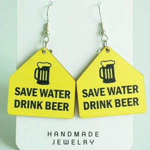 Boucles d'oreilles en bois jaune Save Water Drink Beer sur carte de bijoux artisanale