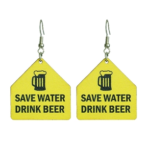 Détails des boucles d'oreilles en bois jaune avec texte Save Water Drink Beer
