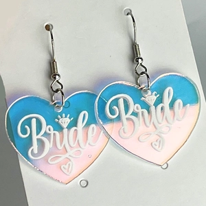 Detailansicht irisierender Herzohrringe mit Bride-Schriftzug und Blumenakzenten