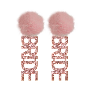 Detailaufnahme rosa Pelzbommel-Ohrringe mit glitzerndem BRIDE-Schriftzug für die Braut