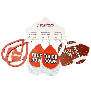 Tres pares de pendientes de fútbol con texto touch down y diseños de corazones