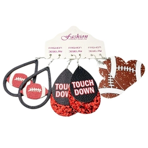 Primer plano de pendientes de fútbol en cuero sintético con purpurina y Touch Down