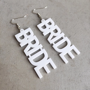 Detailansicht der weißen BRIDE-Ohrringe aus Acryl mit Silberhaken für die Hochzeit