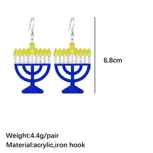 Détail des boucles d'oreilles Ménorah en acrylique pailleté avec dimensions 6,8cm et poids 4,4g