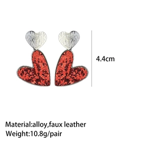 Vue détaillée de boucles d'oreilles cœur pailletées avec spécifications en alliage et simili cuir