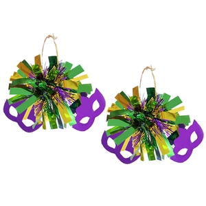 Détail de boucles d'oreilles créoles Mardi Gras avec guirlandes et masque de mascarade