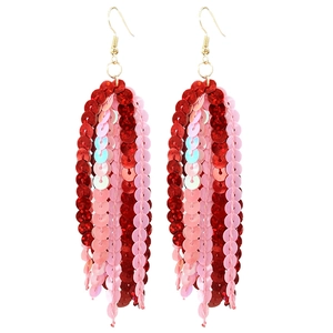Détails de longues boucles d'oreilles à pompons pailletés rouges et roses avec crochets dorés