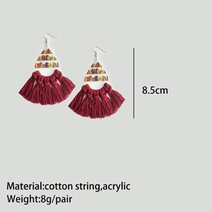 Dettaglio orecchini bordeaux con nappe e libri, vista della lunghezza totale di 8,5 cm