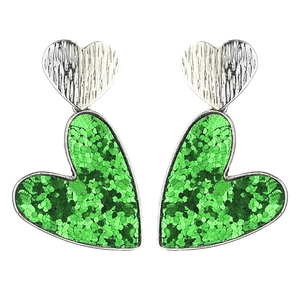 Boucles d'oreilles cœur pailletées vertes avec clous en métal argenté martelé pour fête