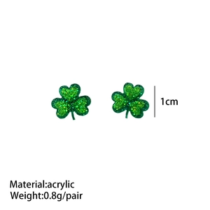 Detalle de pendientes de trébol en acrílico con purpurina verde de 1cm y medidas