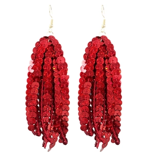 Vue détaillée des boucles d'oreilles à pompons de paillettes rouges et crochets dorés