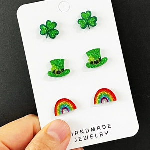 Set de pendientes brillantes de San Patricio con tréboles, sombreros y motivos de arcoíris