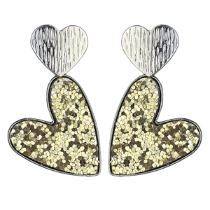 Détail de boucles d'oreilles double cœur en cuir doré scintillant et métal argenté