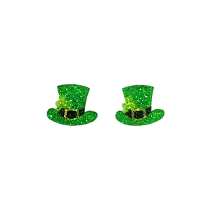 Primer plano de pendientes con forma de sombrero de duende verde brillante para San Patricio