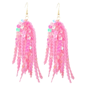 Détail de boucles d'oreilles longues à paillettes roses avec fini irisé scintillant