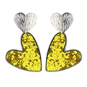Détails des boucles d'oreilles cœur avec paillettes jaunes et finition métal brossé