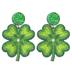 Detalle de los pendientes de trébol verde con purpurina para San Patricio y cristal blanco