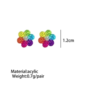 Dettaglio orecchini a fiore in acrilico arcobaleno con misura 1,2 cm e peso 0,7 g