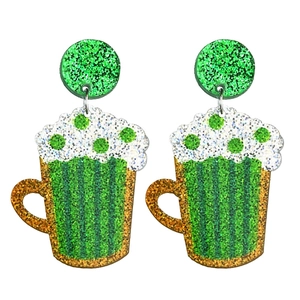 Pendientes de acrílico verde brillante para San Patricio con diseño de jarra de cerveza