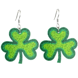 Primer plano de los pendientes de trébol verde brillante para el Día de San Patricio