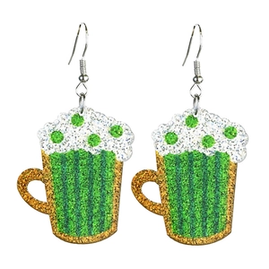 Detalle de pendientes de jarra de cerveza para San Patricio con acabado de purpurina verde