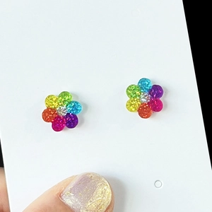 Orecchini a lobo a fiore in resina con glitter arcobaleno per uno stile primaverile fresco