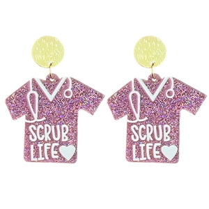 Détail de boucles d'oreilles en acrylique pailleté rose avec motif stéthoscope